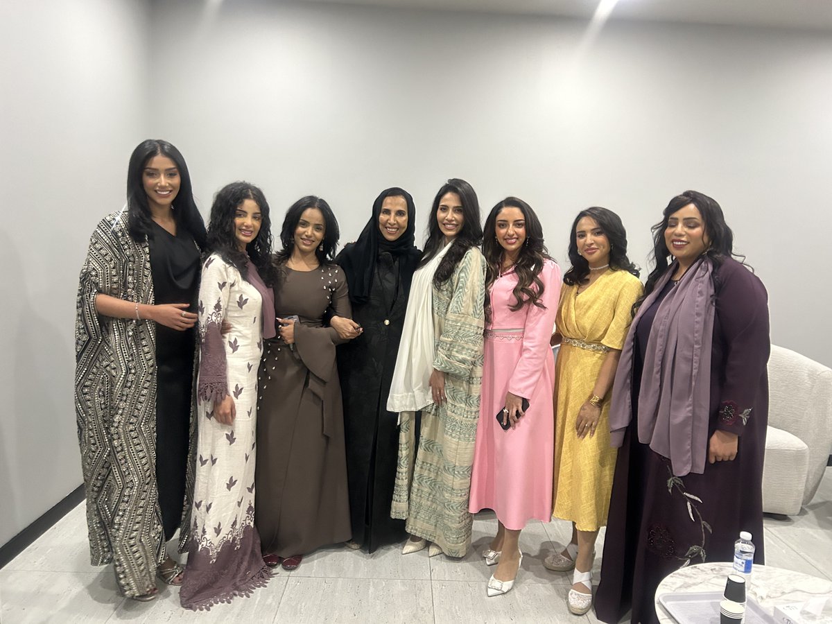 صورة نسائية شديدة الحُب♥️

<a href="/badriahalbeshr/">بدرية البشر</a> 
<a href="/elhamali85/">الهام علي</a> 
<a href="/LAbdullwahab/">Lama Alkinani | لمى الكناني</a> 
<a href="/amira_alsh18/">اميرة الشريف</a>