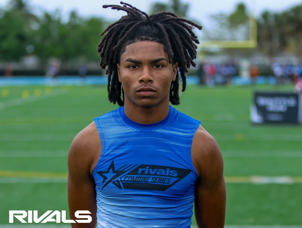 ✅INVITE STAMPED ✅

Name: Andreas Zayas
Position: RB
Class: 2026
Height/Weight:  5’9/155
🏫: Jefferson High School