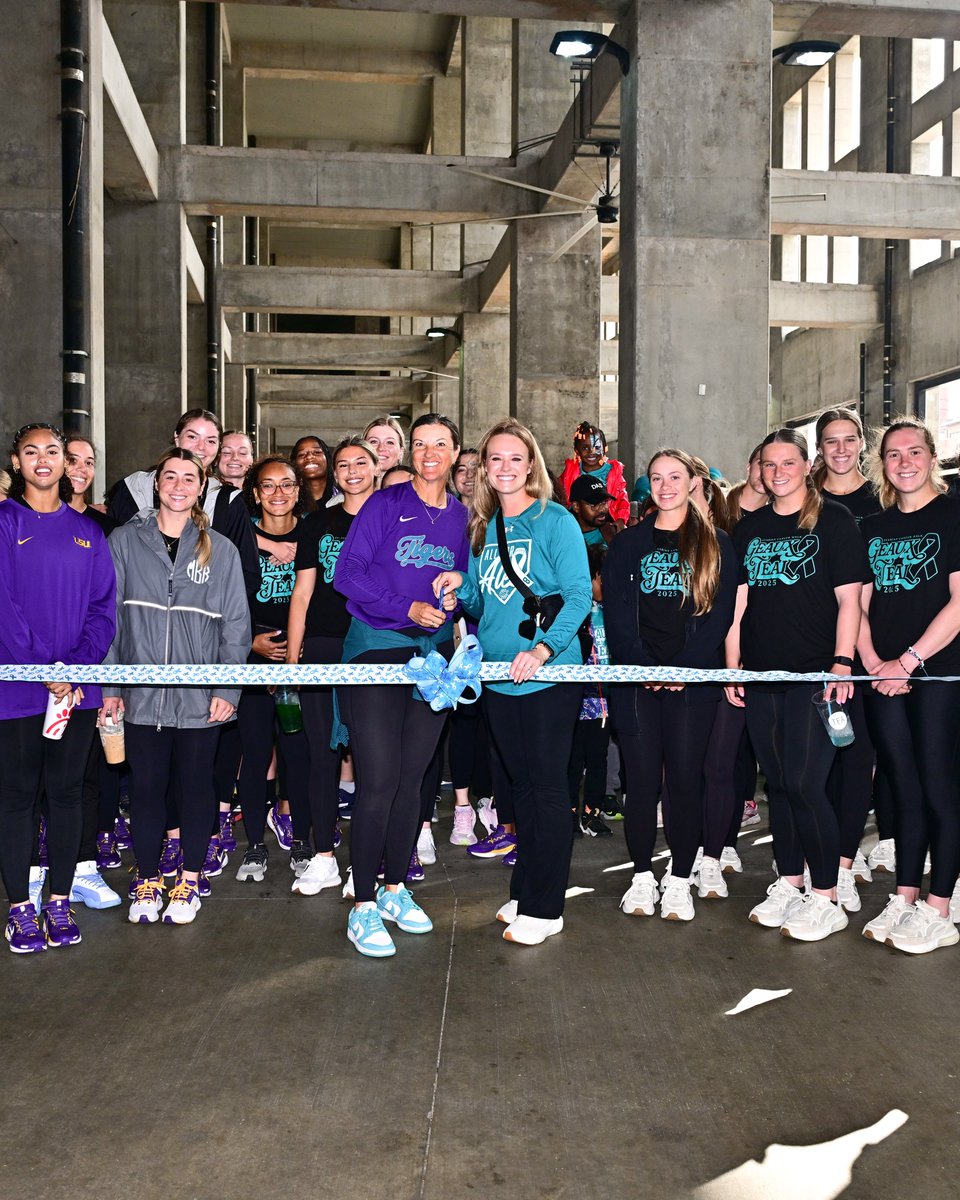 LSUsoftball's tweet image. United in the Fight Against Ovarian Cancer!

Thank you to @GamecockSoftbll for joining us this morning for our 12th Annual Geaux Teal Walk! 

#NoOneFightsAlone