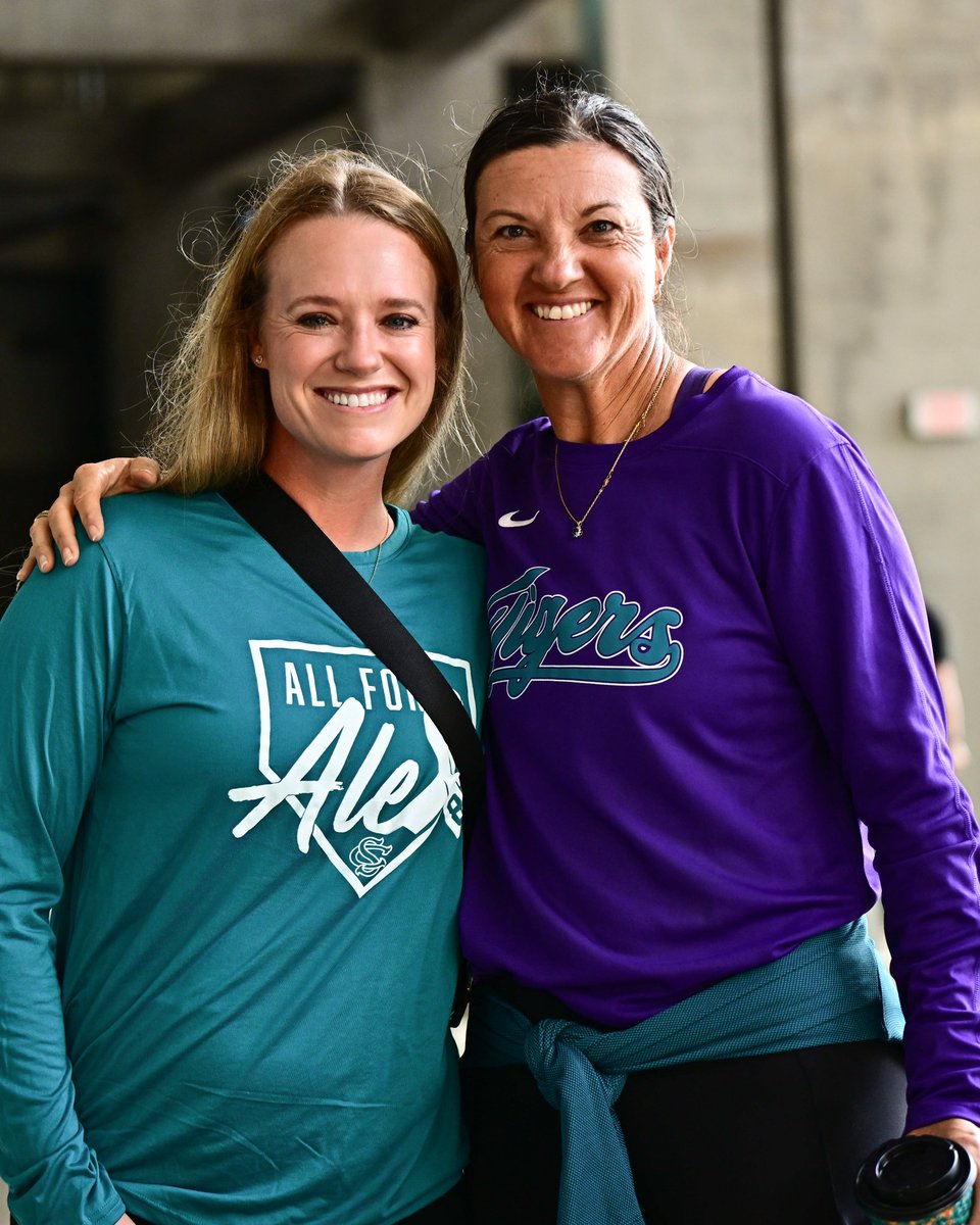 LSUsoftball's tweet image. United in the Fight Against Ovarian Cancer!

Thank you to @GamecockSoftbll for joining us this morning for our 12th Annual Geaux Teal Walk! 

#NoOneFightsAlone