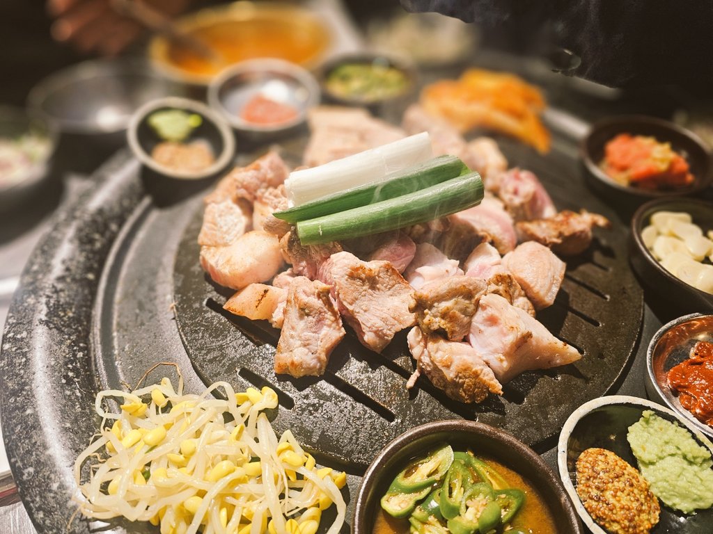 평일 퇴근후 
아저씨는 삼겹살에 소주지