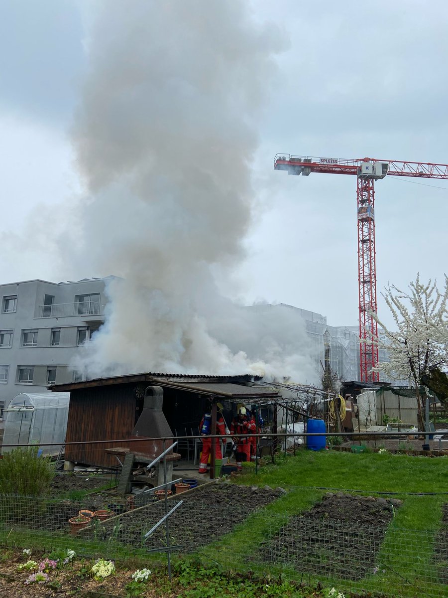 Schutz & Rettung ZH (@schutzrettungzh) on Twitter photo Am Sa.-Vormittag ist im Kreis 3 in einem Gartenhaus eines Schrebergartens ein Feuer ausgebrochen, was zu einer starken Rauchentwicklung führte. Die Berufsfeuerwehr konnte den Brand rasch löschen. Es gab keine Verletzten. Sanität und <a href="/StadtpolizeiZH/">Stadtpolizei Zürich</a> standen ebenso im Einsatz. Am Sa.-Vormittag ist im Kreis 3 in einem Gartenhaus eines Schrebergartens ein Feuer ausgebrochen, was zu einer starken Rauchentwicklung führte. Die Berufsfeuerwehr konnte den Brand rasch löschen. Es gab keine Verletzten. Sanität und <a href="/StadtpolizeiZH/">Stadtpolizei Zürich</a> standen ebenso im Einsatz.