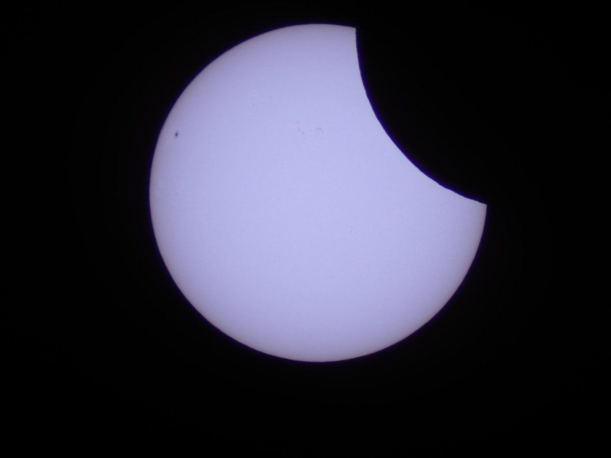 Partielle Sonnenfinsternis über Hamburg - jetzt!

Achtung: Nur mit Spezialbrille angucken!!!