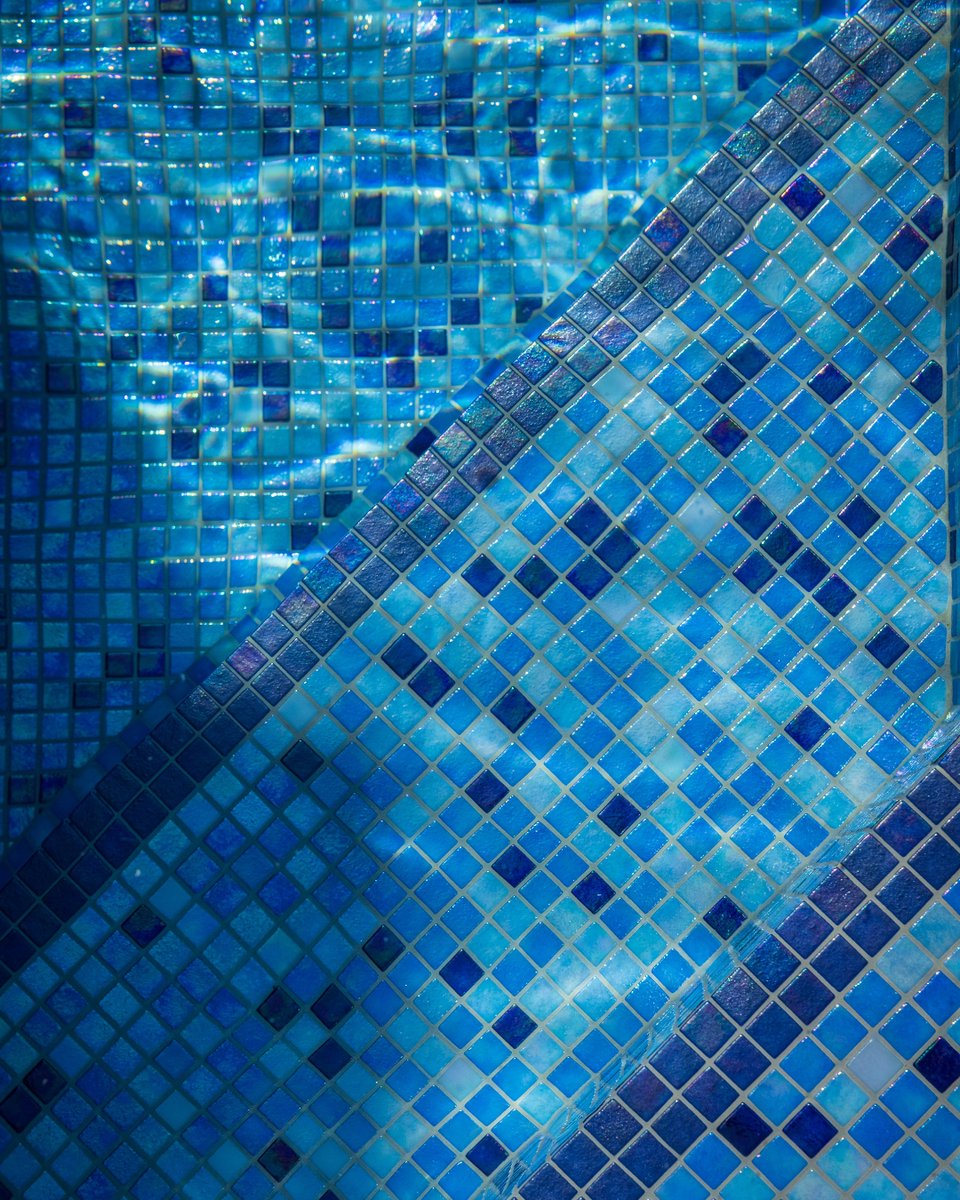 Piscine, Mosaïque &amp; Cascade 💙

#PiscinesdeFrance #Réalisation #Piscine #ExteriorDesign