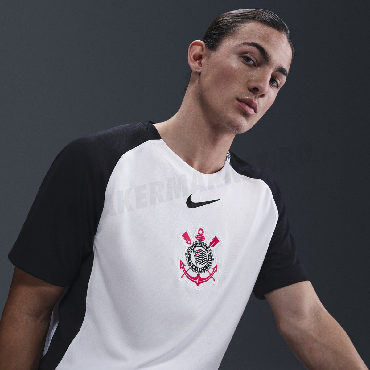 MarlitosF81's tweet image. FINALMENTE vazam imagens oficiais do uniforme I (Via @footyheadlines22 e @sneakermarketro ) pra temporada 25 que homenageia o primeiro Mundial da FIFA de 2000! O uniforme II será o inverso, como já tinha antecipado em outubro do ano passado!!! 

#TodoPoderosoTimão

 🖤🤍