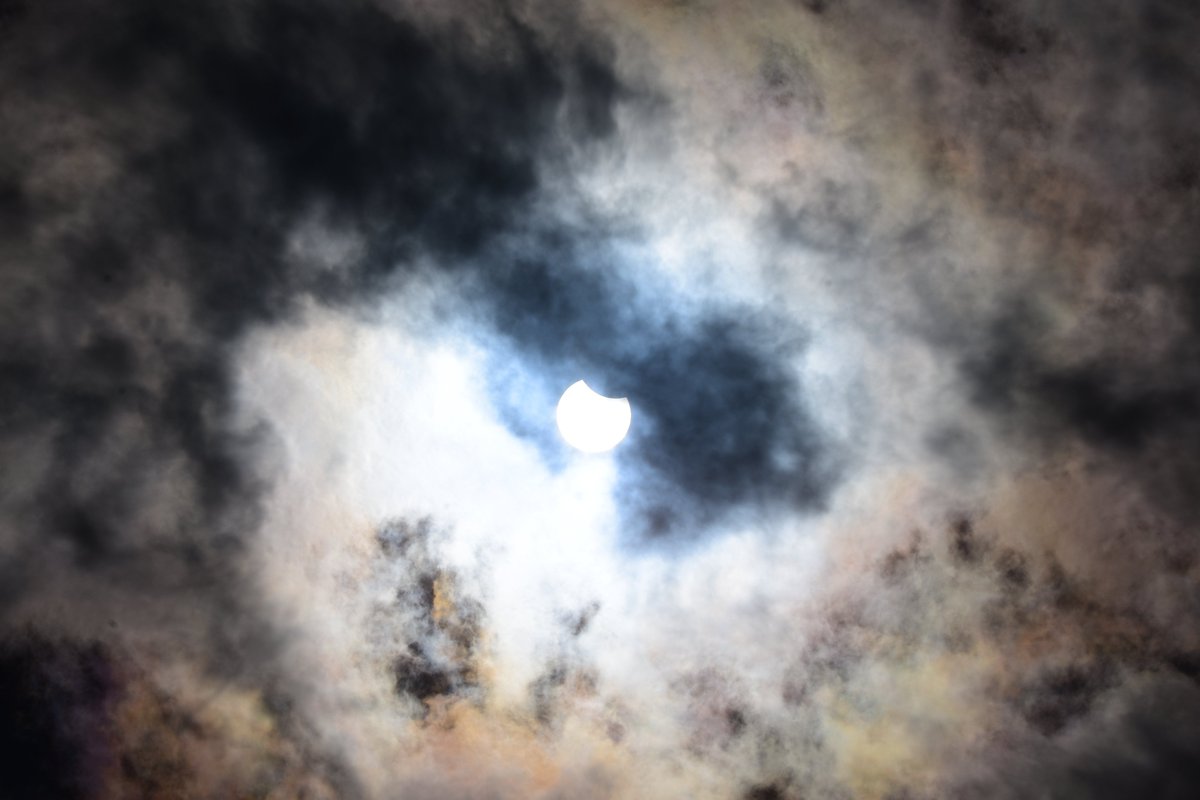 meteofrugell's tweet image. Normalment, astronomia i meteorologia no es porten gaire bé. Però en molt poques ocasions van de la mà i ens regalen moment fantàstics com aquest.
Uns minuts després del màxim uns núvols s'han sumat a l'eclipsi, vist des de Palafrugell.
#solareclipse2025