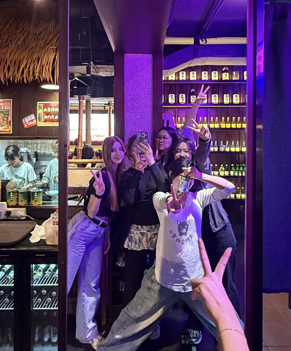 Christophe15320's tweet photo. Get together with friends https://t.co/OsTsKlSc0a