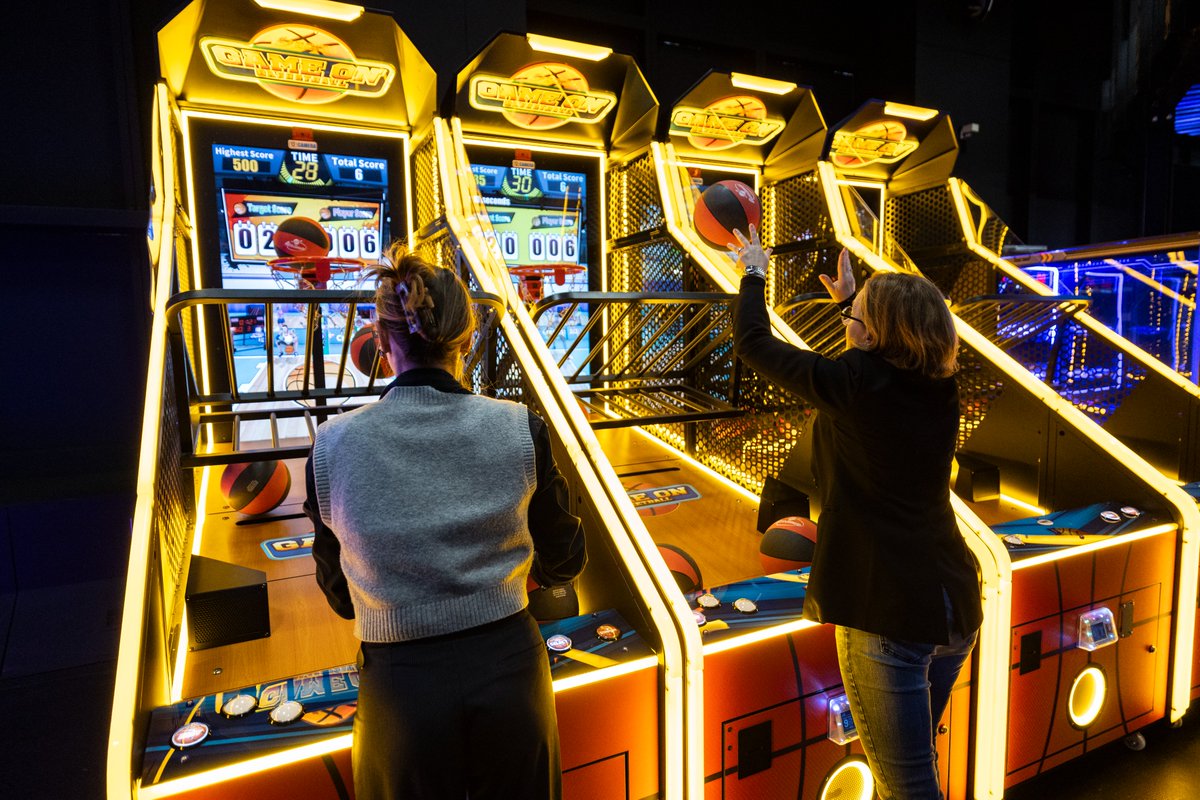 monaco__info's tweet photo. 4700 m² de fun avec un circuit de #karting électrique, des pistes de #bowling, des #billards et bornes d'arcades, des #simulateurs de conduite automobile et aussi une salle pour s'adonner au #karaoké... Et bien d'autres surprises attendent les visiteurs ! https://t.co/BRT8y1qMWC