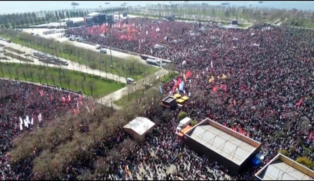 #maltepemitingi kimseyi zorla getirmediler.otobuslerle bedava tasimadilar.sandvic içecek vermediler para vermediler gelmezsen işinden olursun demediler.bu halkın kendi özgür iradesiyle kendi isteğiyle yaptığı bir direniştir.