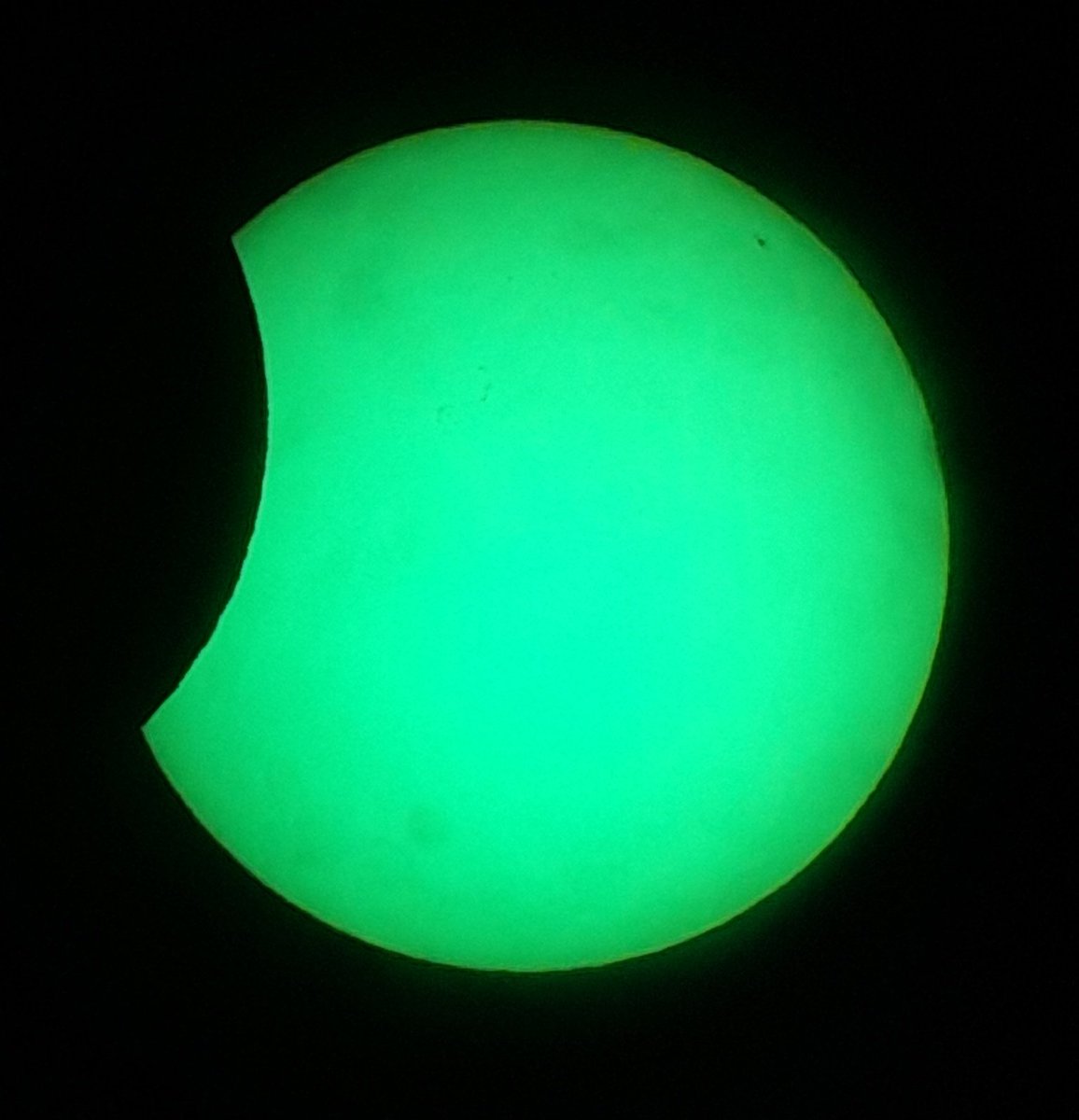 L'ECLIPSI SOLAR D'AVUI en la fase màxima enregistrada fa uns minuts des del #MontsenyObservatory, #Catalunya amb la càmera Schmidt Right i el Refractor Vixen apo, tots dos de 10 cm d'obertura. S'aprecia també un grup de taques vora el limb
#EclipseSolar #Eclipse2025 #SolarEclipse