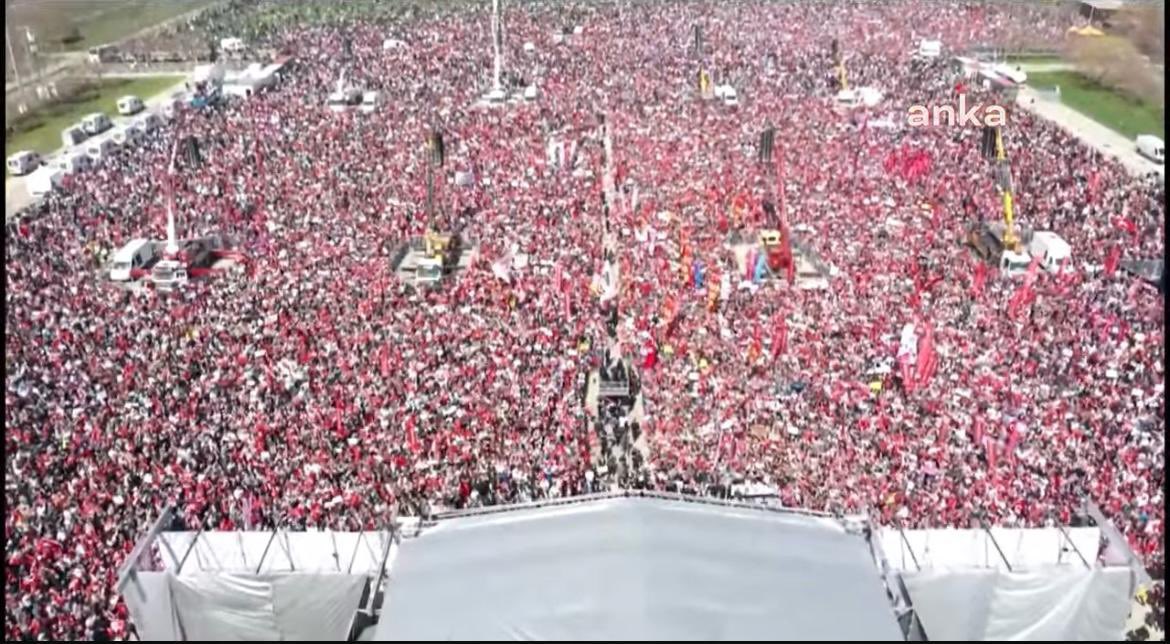 1 milyon insan, tesadüfen yan yana gelse haberdir.
1 milyon insan bilinçli olarak toplanıyorsa haberdir.
1 milyon insan ortak taleple bir meydanda buluşuyorsa haberdir.
O nedenle hiç kimse #maltepemitingi 'ni görmeyen TV'lere "haber kanalı" demesin.
Bir avuç iş takipçisi ödlek!