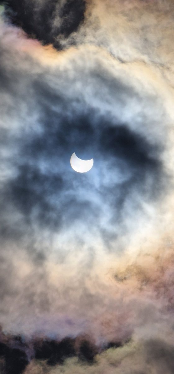 tiny2100's tweet image. #Eclipse2025 #EclipseSolar finally did it clouds helped.