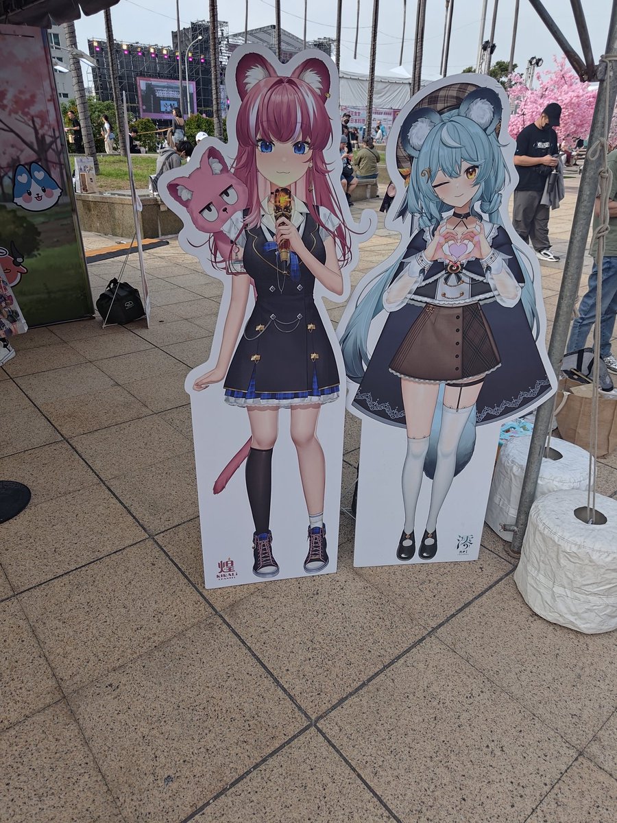 到了 ， 高雄夢時代 ！

這次的40分鐘表演看見更活潑的小澪以及租咪

雖然小澪差億點點跌倒

小澪還在台上講冷笑話   I can't  

但是值得票價！

#看這狸