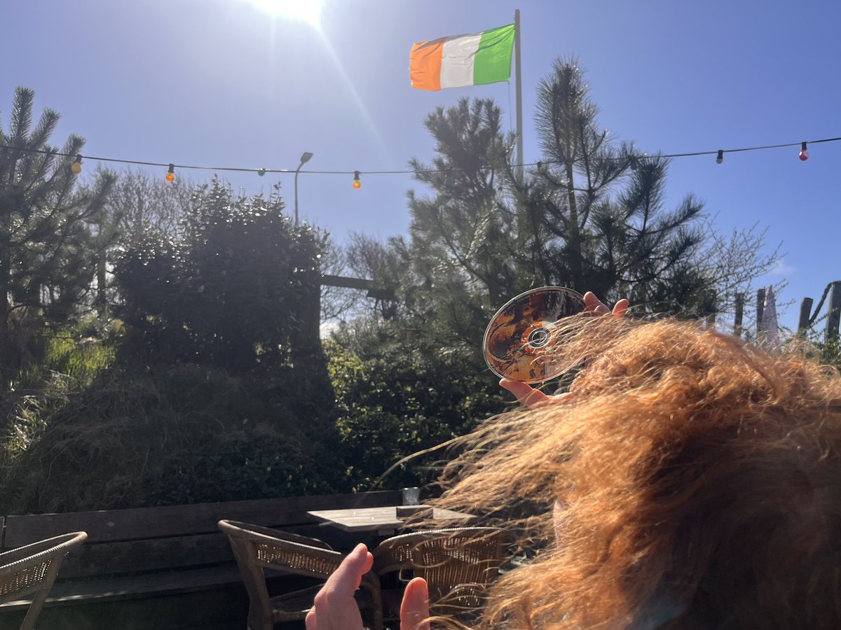 We kijken veilig met oude cd’s!

Erg goed te volgen vanuit De Westhoek. <a href="/TheFriezinn/">The Friezinn</a> #Zonsverduistering