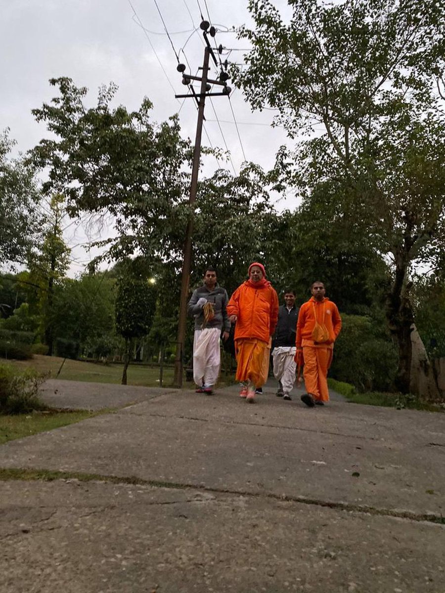 GKGquotes's tweet photo. (2) उस कमल के मध्य में आठ पंखुडियों से घिरा हुआ एक स्वर्ण-पीठ है। उन अष्ट पंखुडियों पर ललिता एवं विशाखा के नेतृत्व में आठ प्रधान नायिकायें स्थित हैं। उसके बीच में स्वर्ण-पीठ पर युगलजोड़ी विराजमान है। श्यामसुन्दर के साथ राधिका सुंदरी बैठी हैं।

वृन्दावन रम्यस्थान - श्रील नरोत्त https://t.co/AslyU910wT