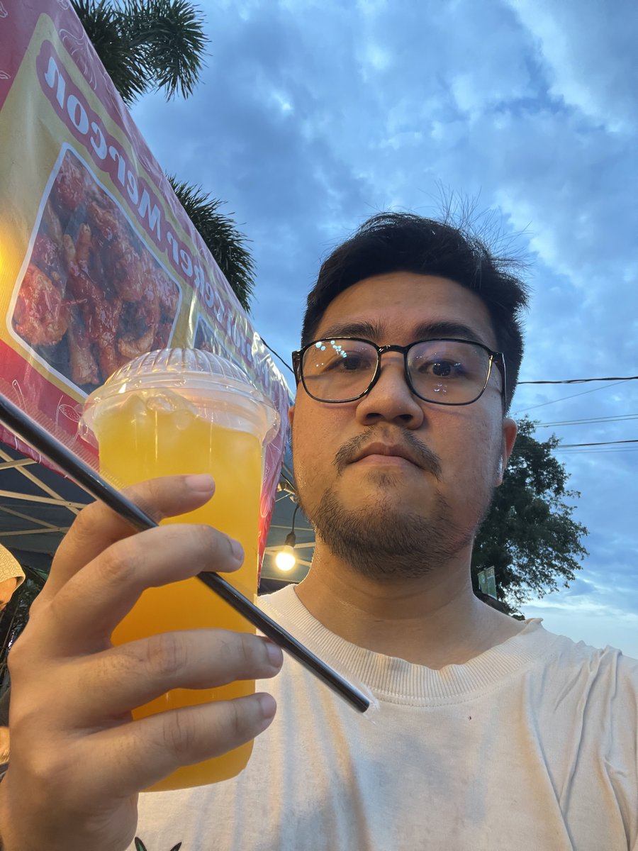 Menjelang akhir Ramadan, war takjil makin sengit, antreannya panjang kayak jalan tol Cikampek pas mudik.

Tapi mau sepanjang apapun antreannya, kaki gue tetep nyaman sih karena pake NB 740 😎

Kalo lu rela antre buat takjil apa? 🫵