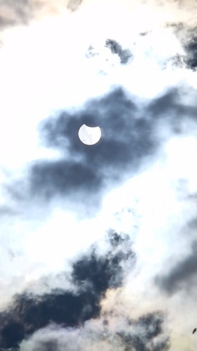 AdrienFour's tweet photo. Entre les nuages, l'#éclipse partielle (~15%) est visible depuis #Saze dans l'est du #Gard. Photos et vidéo prises depuis mon téléphone (qualité médiocre). https://t.co/AIhRoasNWO