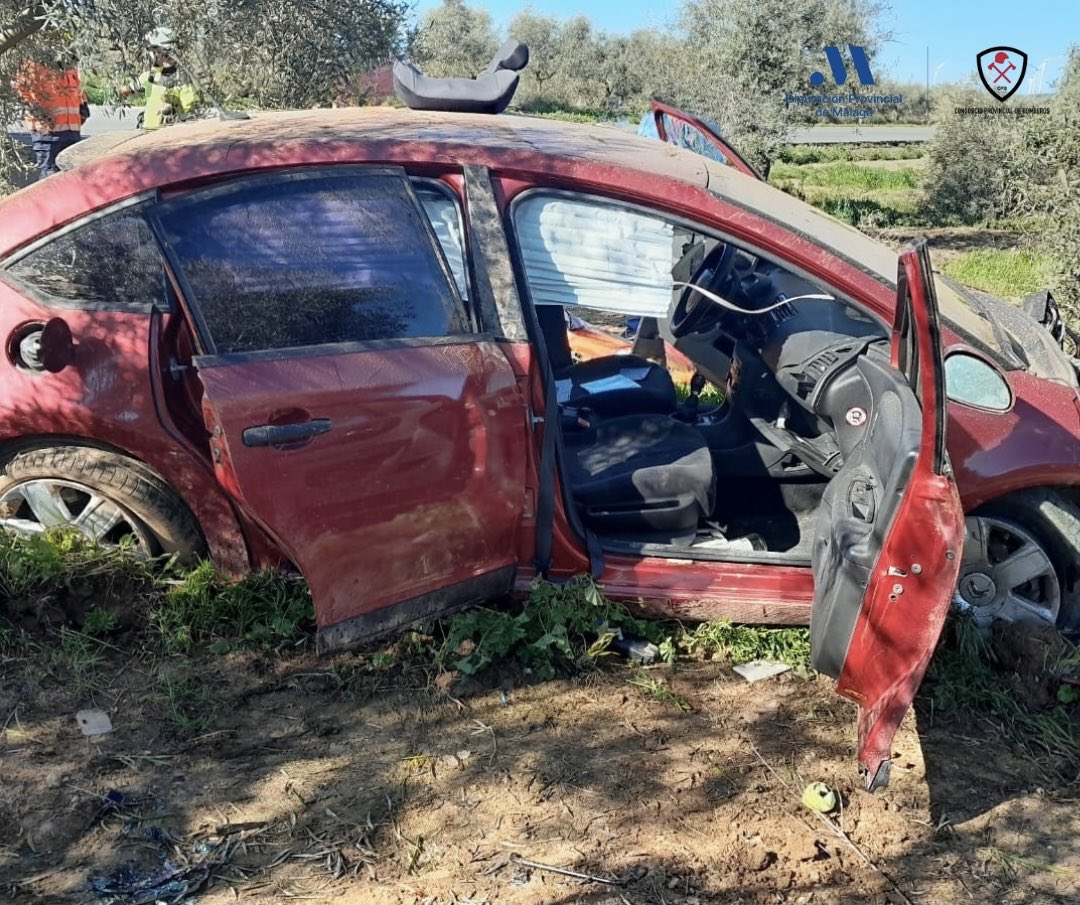 cpbmalaga's tweet image. Nuestra dotación de #Campillos interviene por accidente de tráfico en la A-384, Km. 104, del mismo término municipal.
Un vehículo se sale de la vía. Ayudamos a uno de los ocupantes a salir del coche y es atendido por los #ServiciosSanitarios

#CPBMálaga @diputacionMLG