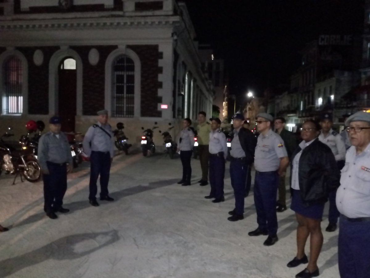 Oficiales de diferentes órganos del #Minint en la capital participaron en la noche de este viernes en el ejercicio de apoyo a la vigilancia y patrullaje, que comprendió la interacción con los factores de los consejos populares.  #CubaSegura