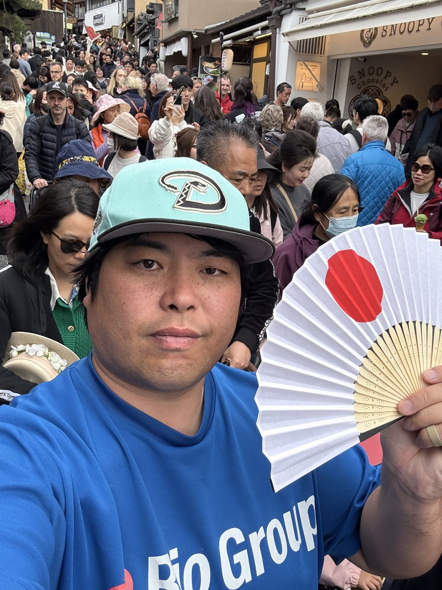 殺害予告されようと日本を明るくする為には休んでいる暇もありません。
奈良から離れ清水寺まで行くことに。
噂通り桜を引っ張る中国人がいたので厳しく注意しました。
あまりにも外国人が増えすぎている。
日本の古き良き文化や街を汚すな。
海外観光客はルールを守り日本をリスペクトしろ。