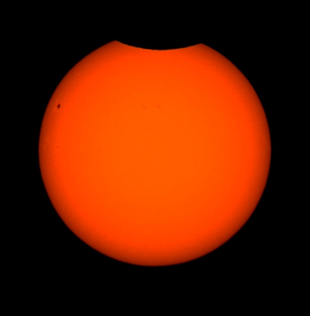 Saturn7_7's tweet image. Eclipse parcial de Sol hoy desde Mallorca en los últimos momentos del mismo a cámara rápida.
#EclipseSolar 
#Eclipse 
#EclipseSolar2025