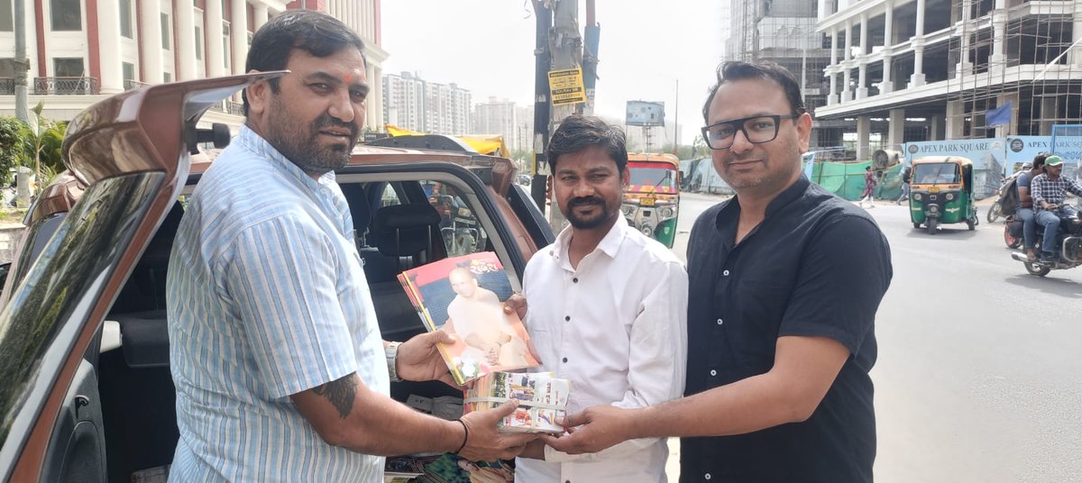 आज यशस्वी मा .मुख्यमंत्री <a href="/myogiadityanath/">Yogi Adityanath</a> जी के कुशल नेतृत्व में उत्तर प्रदेश में भाजपा सरकार के 8 बेमिसाल साल पूरे होने के उपलक्ष्य में आज शक्तिकेंद्र संयोजक एवं बूथ अध्यक्षों से संपर्क किया और सभी साथियों से मिलकर सरकार की उपलब्धियों को जन-जन तक पहुंचाने का संकल्प लिया।