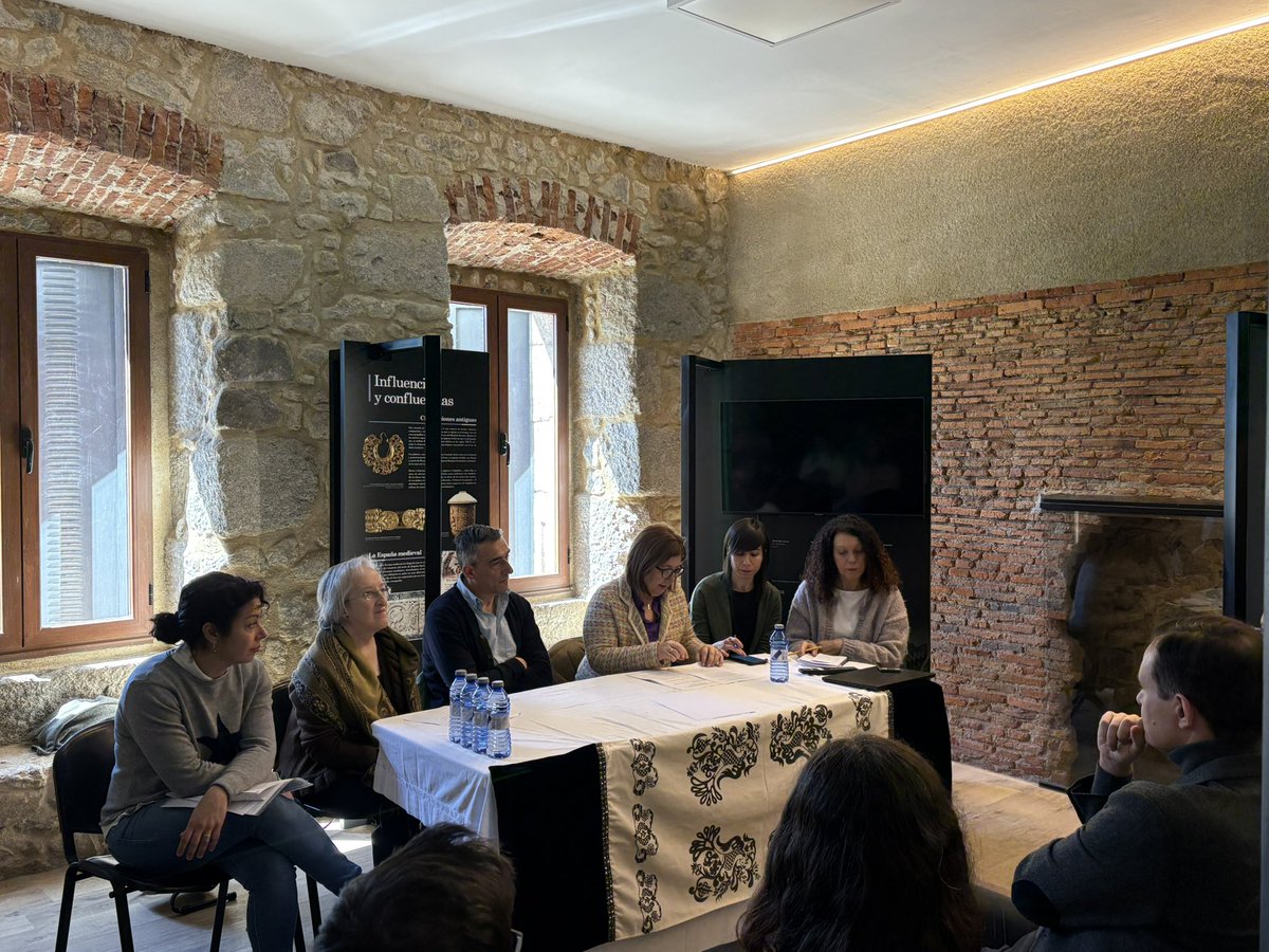 Debatiendo sobre el patrimonio documental en el mundo rural con representantes de <a href="/_ALDEE/">ALDEE</a> <a href="/BamadGalicia/">BAMAD Galicia</a> <a href="/ArchiverosAST/">Archiveros de Asturias (AAPA)</a> <a href="/anabadcantabria/">ANABAD CANTABRIA</a> <a href="/AsociacionACAL/">Archiver@s de CyL</a> y la moderación de Rosa López Alonso @Salamanca_Gob