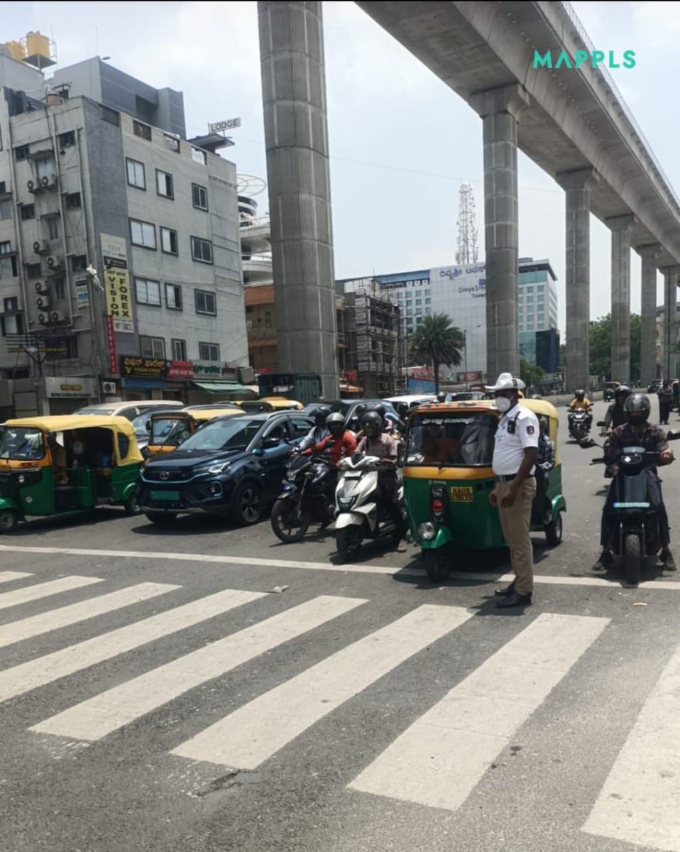 micolyttrfps's tweet image. ಈ ದಿನ ಠಾಣಾ ವ್ಯಾಪ್ತಿಯ ಗುರಪ್ಪನ ಪಾಳ್ಯ  ಜಂಕ್ಷನ್ ನಲ್ಲಿ ವಾಹನ ಸವಾರರಿಗೆ/ ಚಾಲಕರಿಗೆ  #STOPLINE AND #ZEBRACROSS ನ ಕುರಿತು ಜಾಗೃತಿಯನ್ನು ಮೂಡಿಸಲಾಯಿತು.
#FOLLOWTRAFFICRULE&apos;S.