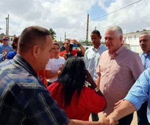 AlbertMambi's tweet photo. Hasta el consejo popular Abel Santamaría, en el municipio villaclareño de Encrucijada, llegó este viernes el presidente Miguel Díaz-Canel Bermúdez, quien dialogó con pobladores de esa localidad de tradición cañera.
💯❤️🇨🇺
#Cuba
@AlejandraSuar3z @Viltre2 @PilarMaria1995 https://t.co/KlAqNx2OM3