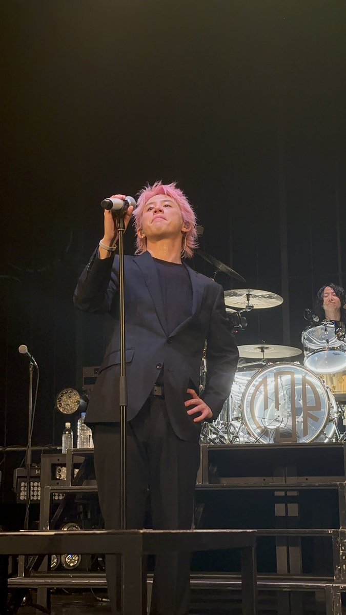 czzt5m_llop's tweet photo. ほんとこれは俺の個人的な思いだけど、ワンオクに関しては無理に昔の曲やらなくても良いと思ってる。そりゃたまにやってくれたら嬉しいよ？だけど俺ってワンオクは昔のこの時代が良かったじゃなくて、間違いなく今が一番かっこいいと思ってる。ずっと今がピークのバンド。こんな素晴らしい事ねえよ。 https://t.co/2luajkgrFk