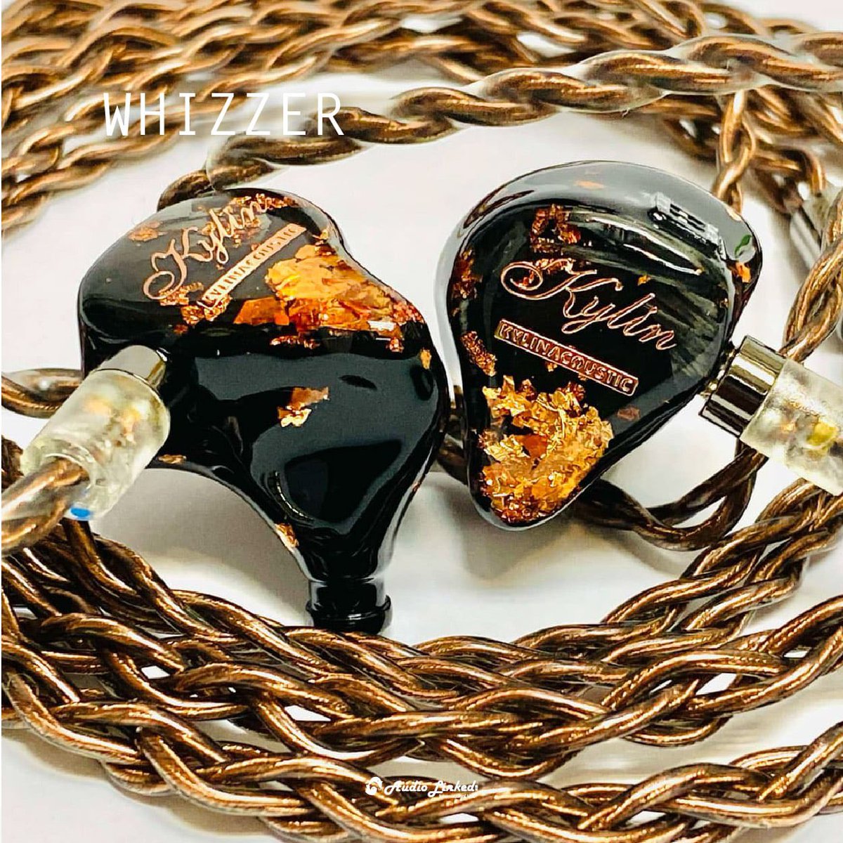 audiolinked's tweet image. Whizzer 8週年代表作 
Kylin WCI53 耳機

￭￭額外的調音效器￭￭
為了方便您適配更多種類的曲目，
WCI系列耳機亦可額外提供精確的內置調頻系統。

高頻增益 / 人聲增益
￭ 流行人聲模式
￭ 經典人聲模式
￭ ACG動漫配樂模式
￭ 醇音監聽模式
#Whizzer 
#Kylin #WCI53