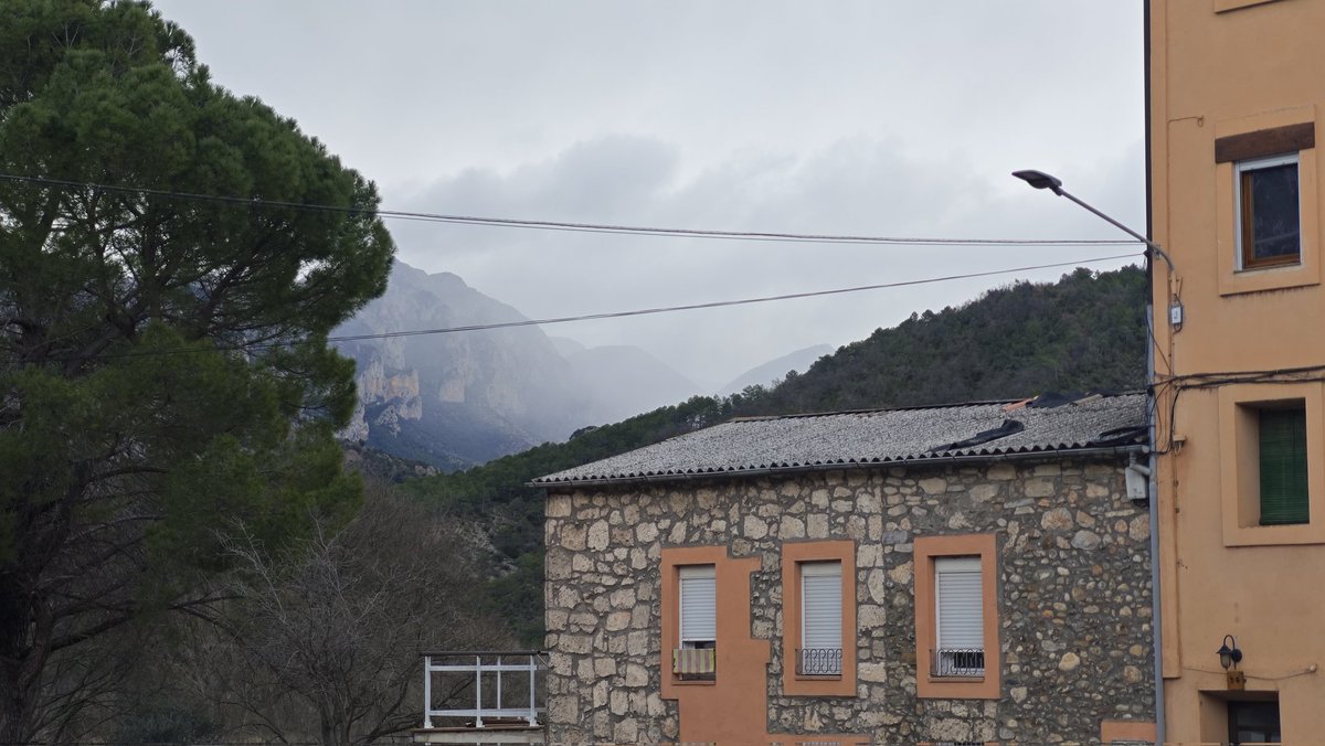 Cienciaadojo's tweet image. Fort 🌬️ #torb al Pirineu, la nevada ❄️ ha saltat a la cara Sud i pre-Pirineu baixant per sota els 1000mts en alguns punts. Les fotos són des de Coll de Nargó on en alguns moments quien #flocs ❄️ @meteocadi @meteocat @MeteoGosol @MeteoSeu @meteopuigcerda @meteopallars @MeteoGasso