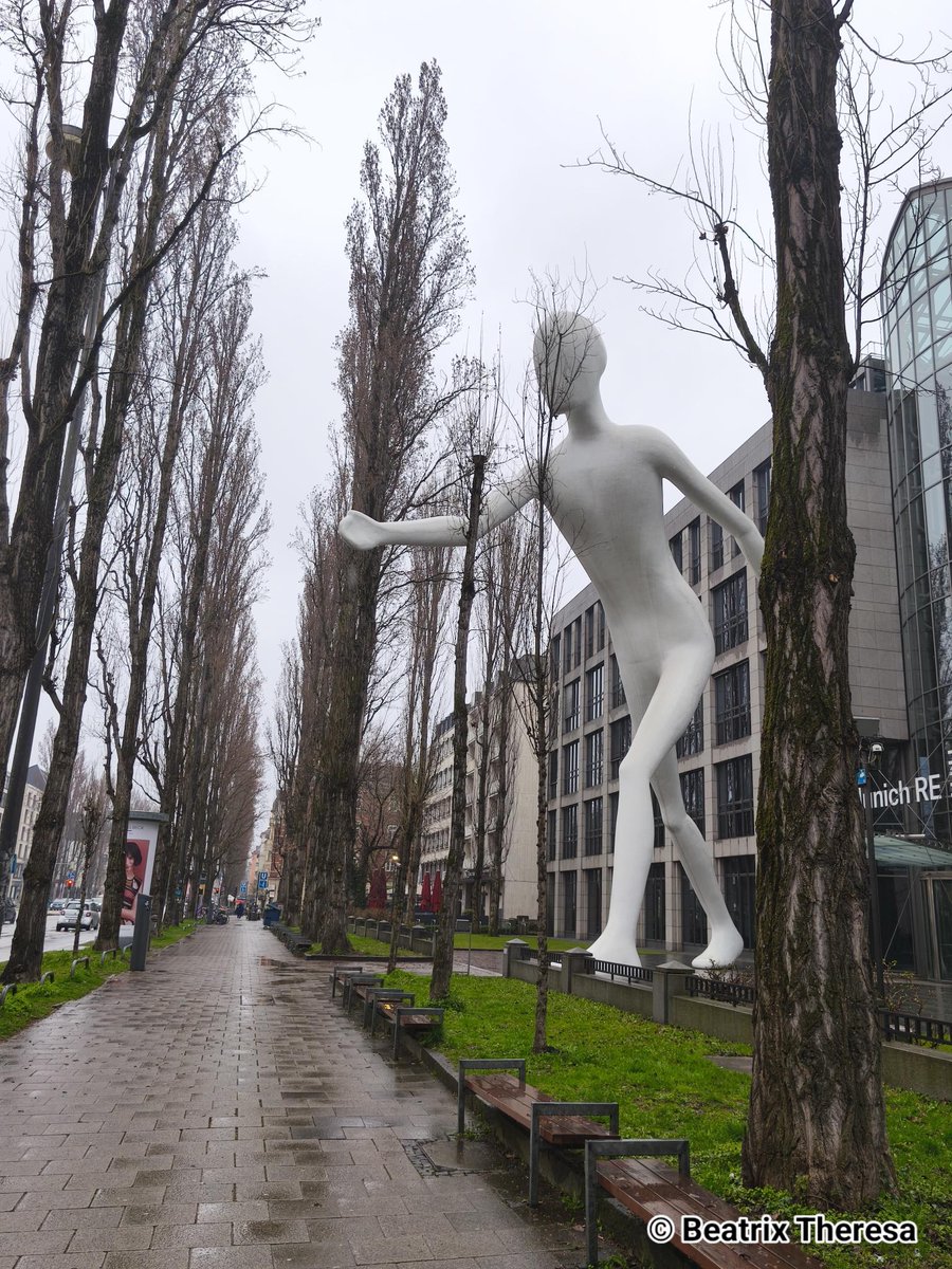 BeaTrix_T_BB's tweet image. #Muc #Leopoldstraße #JonathanBorofsky #WalkingMan #1995 #Stahlrohr #Glasfibermatten #29maerz2025