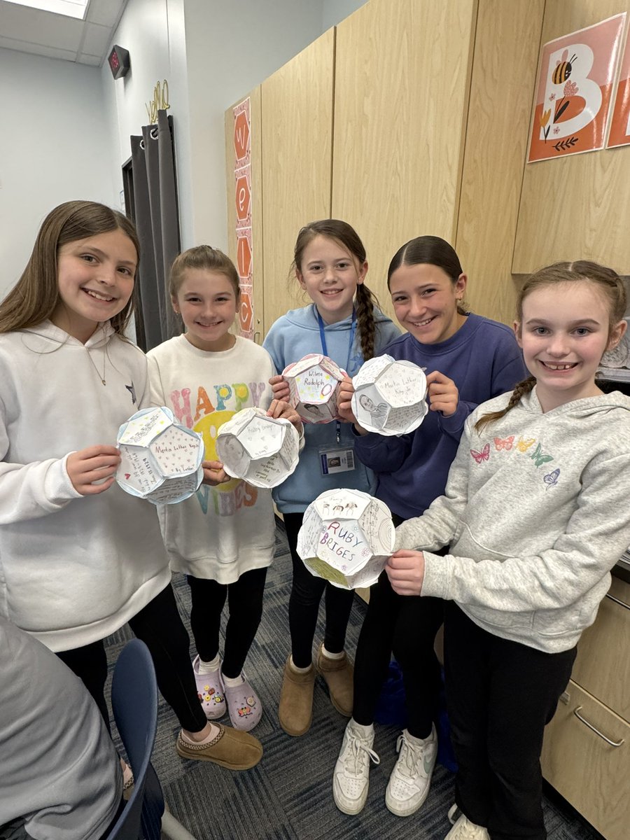 chandra2772's tweet photo. “250 4th graders dove into biography research! 📚 🏃‍♀️ Teacher feels like it’s a marathon trying to keep up, but it’s all worth it to see these young minds in action! #4thGrade #BiographyResearch https://t.co/UmpZ05jZ0d