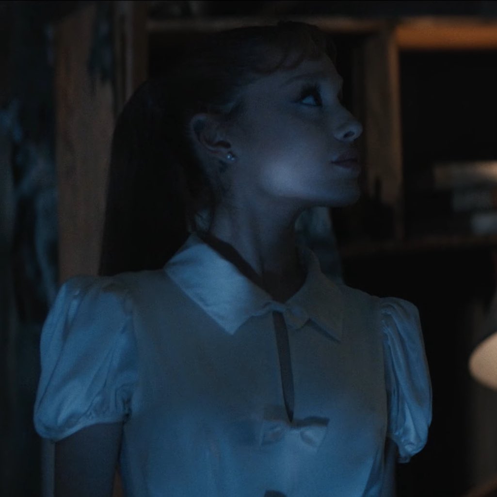 theegrandeheels's tweet photo. “twilight zone” by ariana grande breaks the record for highest-debuting deluxe album track on apple music global in history (#8) https://t.co/BR3MFG6uHP