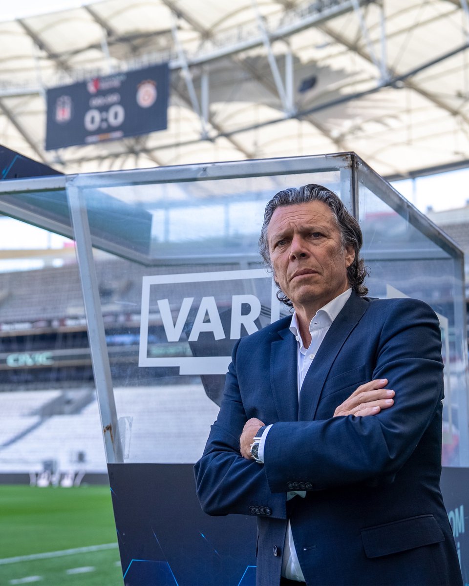 Siz getirmediniz, biz getirdik! 

Dünyaca ünlü eski hakem Urs Meier Tüpraş Stadyumu’nda. 👀