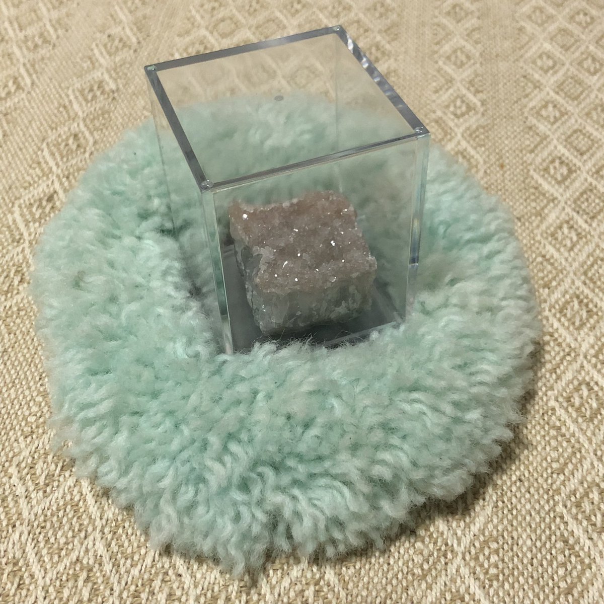 姉がくれたかわいい石、自作のコースターに置いてみた
石用ラグ、アリかも…？