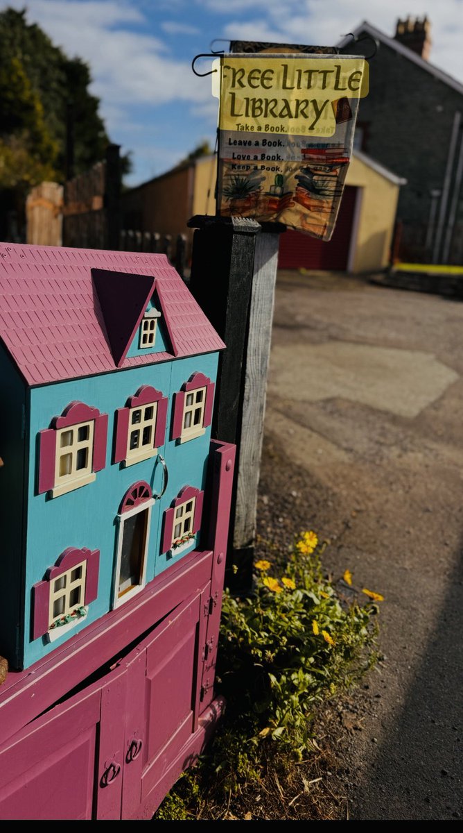 BooksCoveredHB's tweet image. ☀️ is out #freelittlelibrary is out #freebooks #books #readersofx #free #giftofreading #booksbooksbooks no need to have a book to exchange xx #library @JamesBrinsford