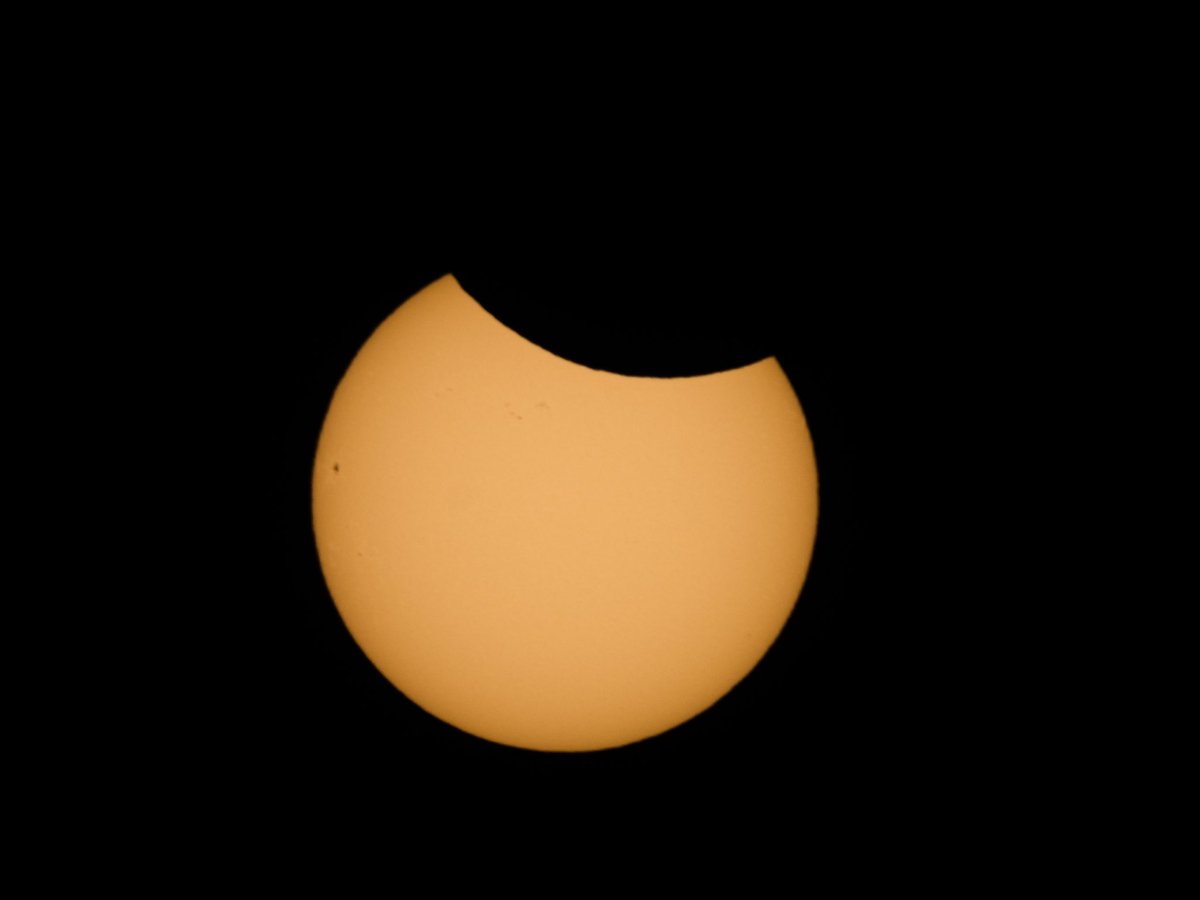 Així s’ha vist avui l’Eclipsi Parcial de sol des de Catalunya. <a href="/infovalles_votv/">infovalles</a> <a href="/espaipuntcat/">EspaiCAT</a> <a href="/TomasMolinaB/">Tomàs Molina</a> <a href="/Josep_Trigo/">Dr. Josep M Trigo ⭐🌛#PlanetaryDefense #DART HERA</a> <a href="/SoniaPapell/">Sònia Papell</a>  #cielosESA <a href="/alcantara_alb/">Alberto Alcántara</a> @MeteoMauri <a href="/estelsiplanetes/">Joan Anton Català Amigó</a> <a href="/eltempsTV3/">Sergi Boixader</a>   <a href="/FronteraSpacial/">Frontera Espacial</a> <a href="/esa_es/">ESA España</a> <a href="/El_Universo_Hoy/">El Universo Hoy 🧈</a> 
#EclipsiSolar #Catalunya