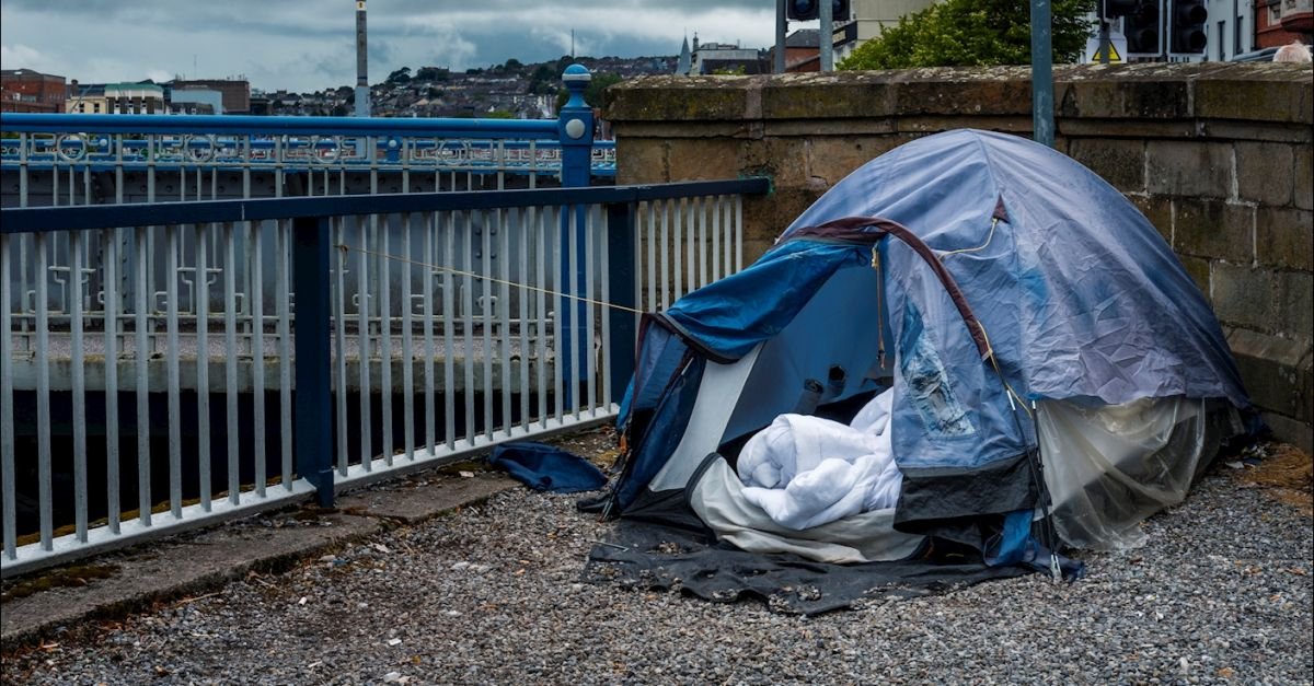 BowesChay's tweet photo. Ireland is a small country of 6 million people, today a second hand house in the capital Dublin is 600.000 Euros, The health system is overwhelmed, dangerous and Dysfunctional

Crime is rising, huge numbers of Immigrants continue to pour into the state 15,378 Irish are homeless, 58,824 households are on the social housing waiting lists, 85,000 families need Rent Supplement or housed through the Rental Assistance Scheme.

Meanwhile, Irish graduates are leaving the country to make lives elsewhere as cheaper less qualified immigrants pour into the state to pay massive rents to unscrupulous landlords supported by the state. meanwhile, the Irish state hands billions to NGOs, in 2023 for example, In 2023 the Norwegian Refugee Council (Norway is the richest country in Europe) for some bizarre reason received €400,000 from Irish Aid

Ireland is approaching a catastrophic tipping point societally, the head in the sand approach from the uniparty elites is fueling inaction and delusion. Ireland desperately needs change