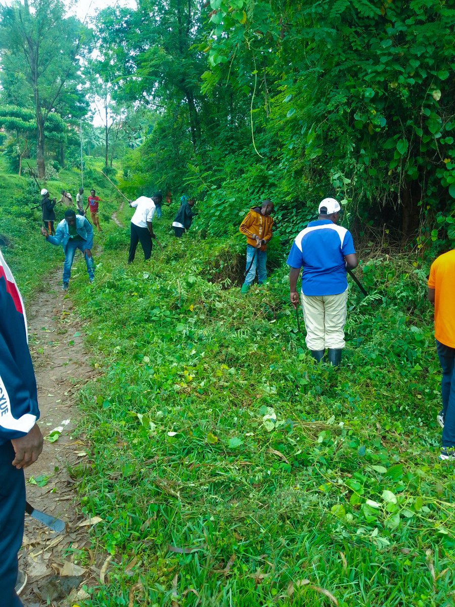 UR_SWSA's tweet photo. Today, the UR-Social Work Students Association carried out a significant activity to clear bushes and thickets by cutting down overgrown vegetation that was obstructing the road, contributed to the spread of diseases such as malaria, home of some wild animals..
At @HuyeDistrict https://t.co/JVYtiauuKS