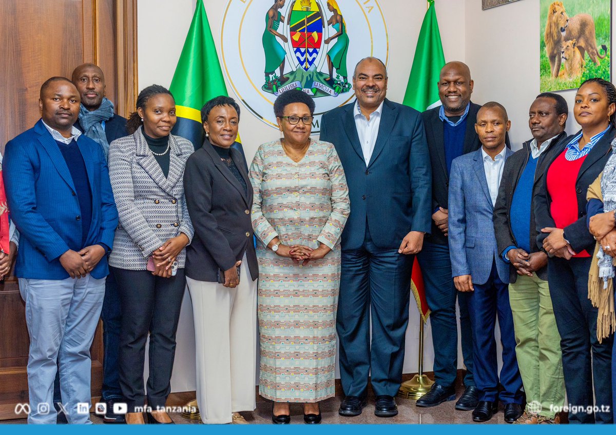 Pembezoni mwa Mkutano wa Mpango wa Mattei kwa Afrika na ‘EU Global Gateway’ jijini Roma, Italia, Waziri wa Mambo ya Nje na Ushirikiano wa Afrika Mashariki, Mhe. Balozi, Mahmoud Thabit Kombo (Mb.) amekutana na Waziri wa Ulinzi wa Tanzania, Mhe. Stergomena Tax aliyekuwa kwenye