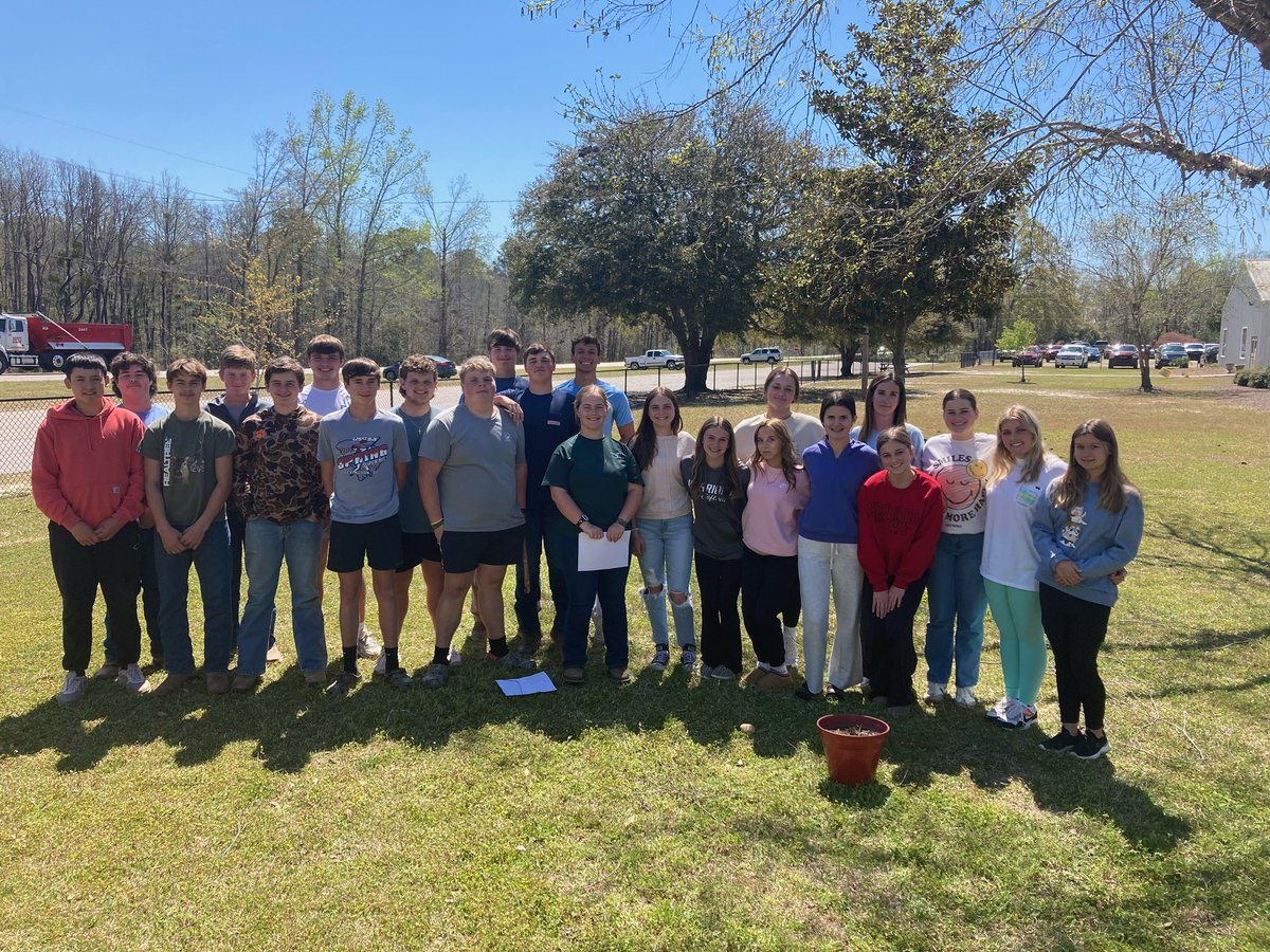 SouthCoastalFCA's tweet photo. Serving our coaches &amp; athletes #TeamFCA - More than winning. Training up students to be strong &amp; courageous in The Lord. https://t.co/xKlqSs80HU