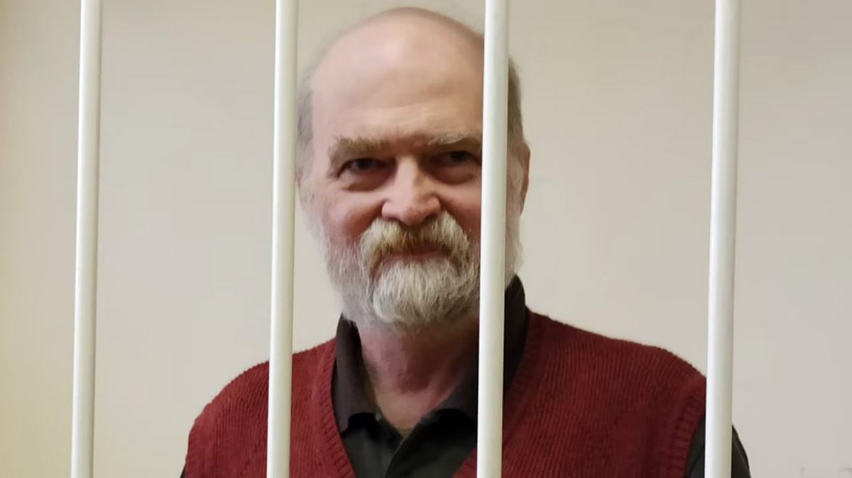 « Si tu me lis, alors tu es la Résistance. » Alexandre Skobov, condamné à 16 ans de goulag, écrit à sa fille.
Nous avons traduit des extraits de ses lettres et des déclarations au tribunal de cet homme héroïque. desk-russie.eu/2025/03/29/ale…