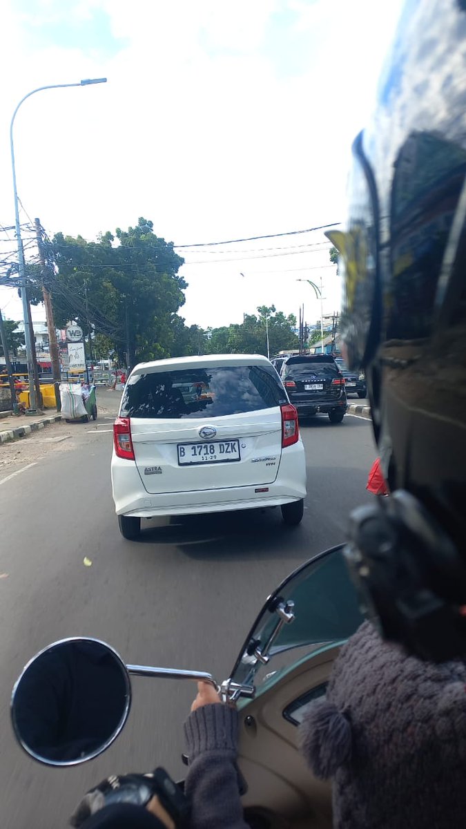nudie97's tweet photo. Halo temen temen minta tolong bantuannya saya di tabrak oleh driver gocar namun driver melarikan diri

Istri saya terluka saat ini, minta tolong pertanggung jawabannya B 1718 DZK
Kenapa malah kabur pak? 

@gojekindonesia @infojakarta @infojakarta_id https://t.co/MxEmtcLcip