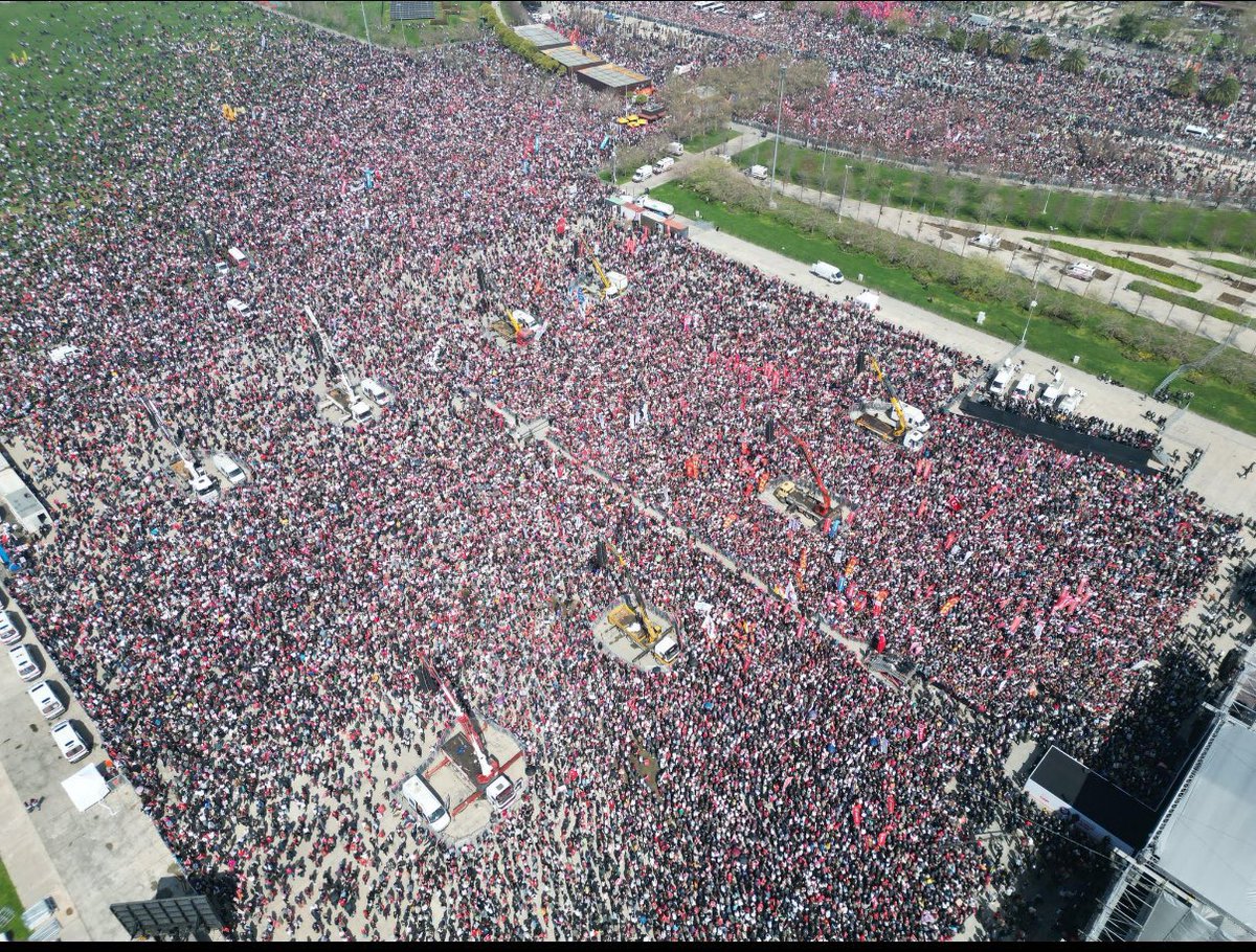 #SonDakika
Tarihin en büyük mitingi bitti

Özgür Özel mitingde 2.2 milyon kişi olduğunu açıkladı.

Muhteşem mesajlar verildi
Tüm Partiler ve STK’lar destekledi

Boykot listesi güncellendi
CNN Türk, NTV, Habertürk, Star TV, Kral FM
Kanal D, Doğuş Otomotiv, Nusret #maltepemitingi