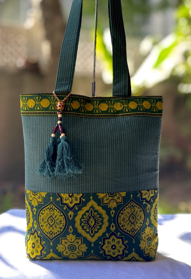 Pinkcity_Handi's tweet image. "Carry heritage, style effortlessly! 👜✨ Handcrafted Ajrak &amp;amp; patchwork bags that speak tradition with a modern twist. #HandmadeWithLove #pinkcityhandicrafts
#handblockprinted #handmade #handblockprinting #handbags