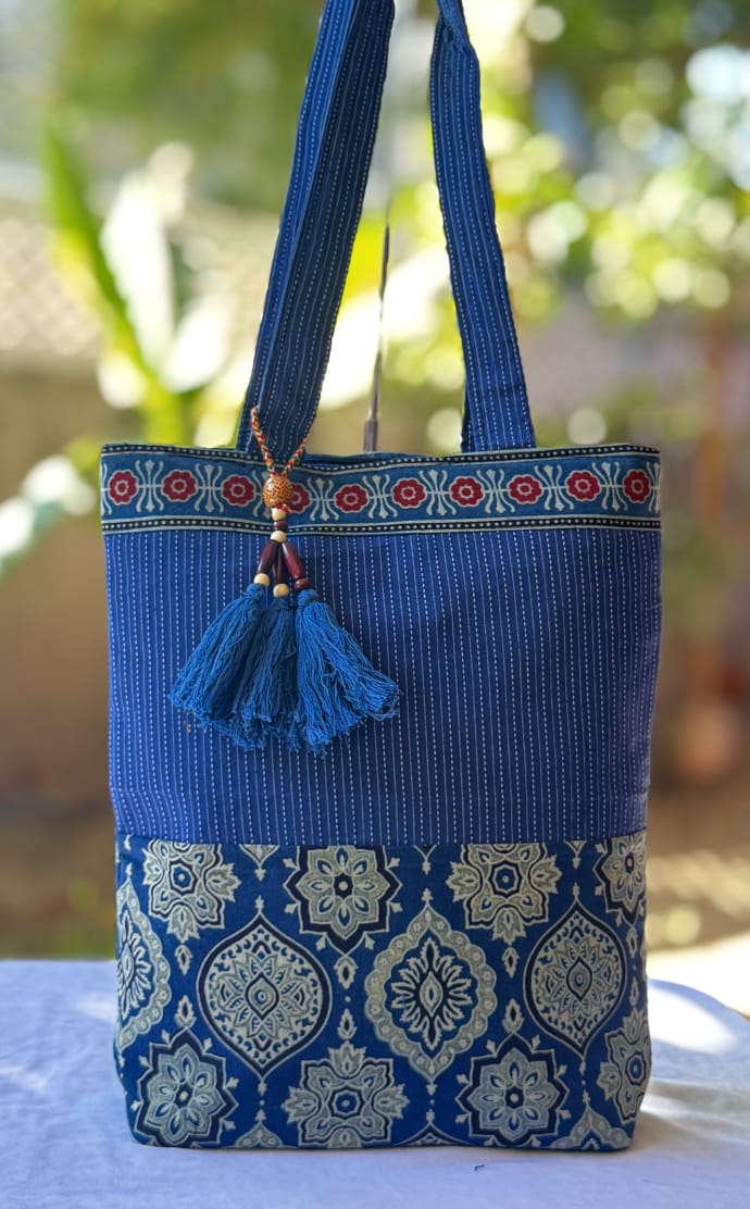 Pinkcity_Handi's tweet image. "Carry heritage, style effortlessly! 👜✨ Handcrafted Ajrak &amp;amp; patchwork bags that speak tradition with a modern twist. #HandmadeWithLove #pinkcityhandicrafts
#handblockprinted #handmade #handblockprinting #handbags