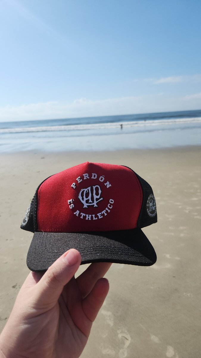 Dia de praia com diteito ao melhor boné já feito!

<a href="/perdonathletico/">Perdón, és Athletico🌪</a>