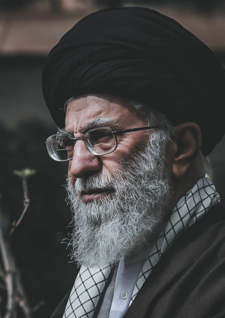 حقـا که تو خـورشید زمینـی و زمانـی
ای عشــق دل افروز 
دل من به تــو گرم است ...
والله والله والله از مهمترین شئون عاقبت به خیری، رابطه قلبی، دلی و حقیقی ما با این حکیمی است که امروز سکان انقلاب را به دست دارد.
#لبیک_یا_خامنه_ای
#پرچمدار_ولایت